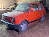 une voiture rouge garée dans un garage