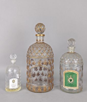 GUERLAIN. Trois flacons à eau de Cologne à décor d'abeilles,…