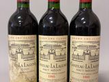 trois bouteilles de vin rouge posées côte à côte sur une table