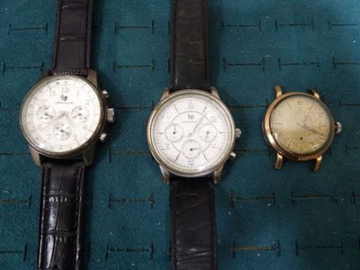 trois types de montres différents sont posés sur un tapis bleu