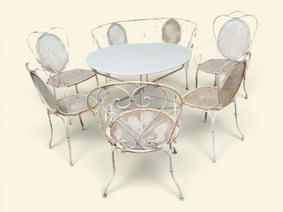 une table blanche et six chaises disposées autour de cette table blanche
