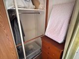 un placard contenant un lit et une commode