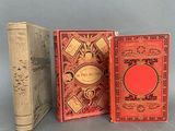 trois livres posés l'un sur l'autre, l'un à côté de l'autre