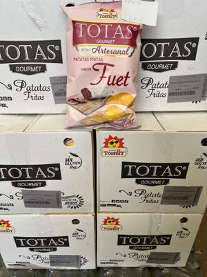 des paquets de chips empilés les uns sur les autres dans un magasin