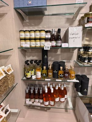 de nombreuses bouteilles d'alcool sur les étagères du magasin