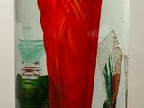 un vase en verre contenant une fleur rouge