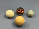 quatre types différents d'objets en céramique sur une surface grise