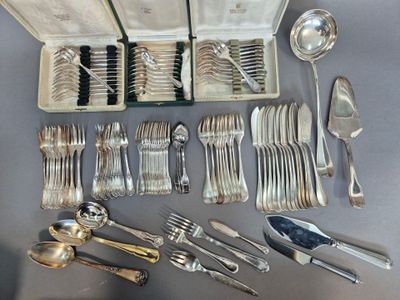 beaucoup d'argenterie dans un coffret sur une table