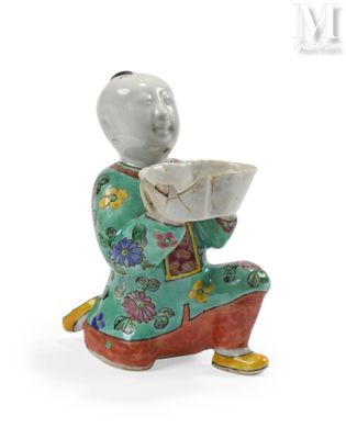 une image représentant une figurine d'une femme en train de lire un livre