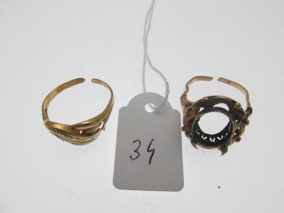 trois bagues et une étiquette sur laquelle figure le prix