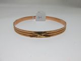 un gros plan d'un bracelet orné d'un nœud