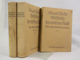 deux vieux livres posés l'un sur l'autre sur une surface blanche