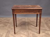 une vieille table en bois surmontée d'un tiroir