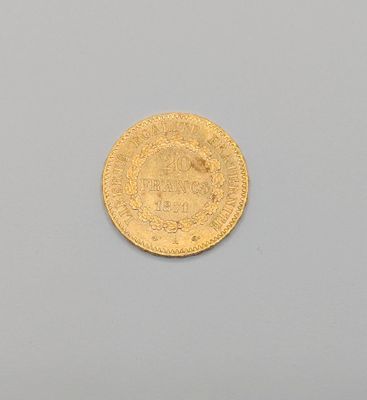 une vieille pièce d'or posée sur une surface grise, sur fond blanc