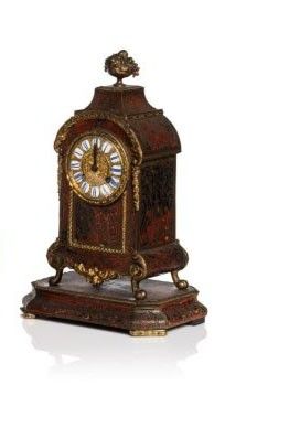 a small clock that is sitting on top of a table