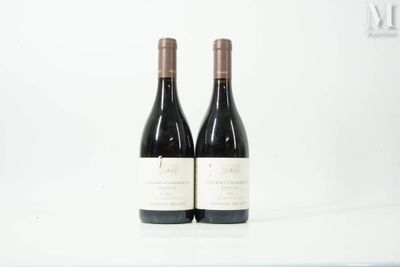 deux bouteilles de vin posées sur une table blanche