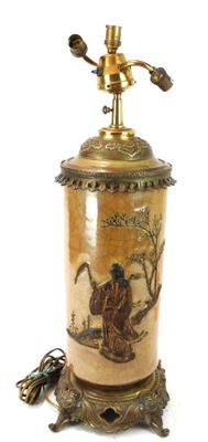 une lampe posée sur une table