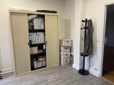 - 1 armoire métal - 2 meubles bas