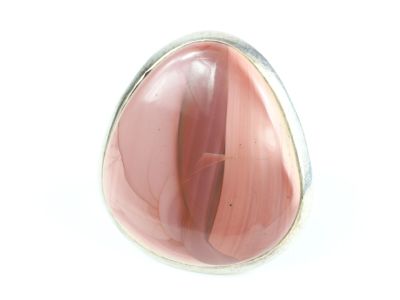 une photo d'une bague en pierre rose sur fond blanc