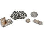 un assortiment d'objets en argent et de bijoux en argent, comprenant notamment un coffret, une pièce de monnaie et d'autres objets
