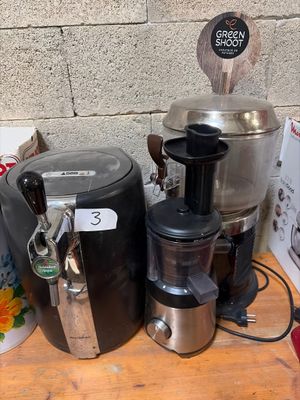 de nombreux appareils électroménagers de cuisine de toutes sortes posés sur une table