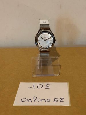 une montre posée sur une table