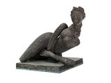 statue d'une femme allongée sur un socle en marbre