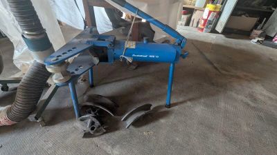 une machine posée sur le sol dans le garage