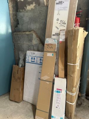 une pile de cartons et un réfrigérateur dans une pièce