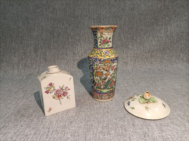 Vase Chine (petit accroc au col) et flacon porcelaine XIXe (manqu