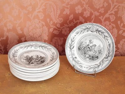 quatre assiettes posées sur une table