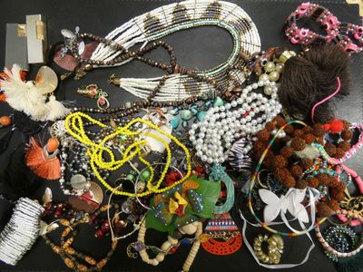 beaucoup de perles et de colliers posés sur une table