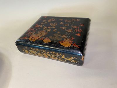 Japon, période Taisho Un coffret de jeux de cartes en laque,…