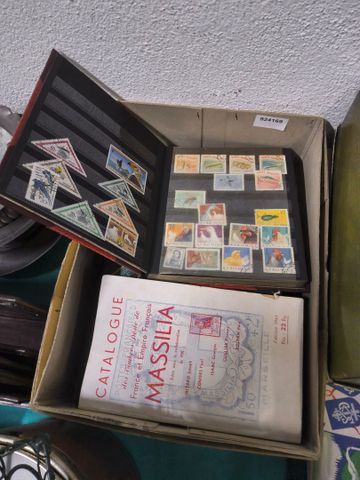 Lot de 4 albums de timbres incomplets et catalogue Massilia