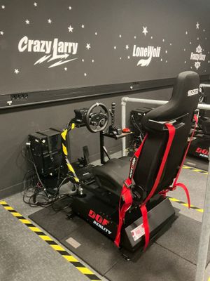 un simulateur de course exposé dans un magasin