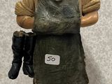 une figurine représentant un homme avec un chapeau et des gants