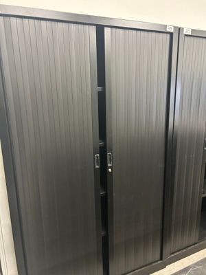 des portes coulissantes en acier inoxydable dans une salle de bains équipée de toilettes et d'un lavabo