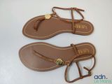 une photo représentant une paire de sandales pour femmes posées sur une surface blanche
