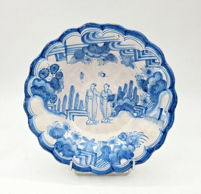 une image représentant une assiette bleue et blanche ornée d'un motif