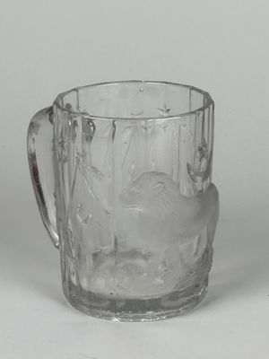 un verre à anse posé sur une surface blanche