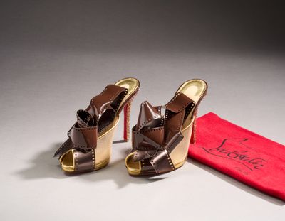une paire de chaussures pour femme et un sac rouge posés sur une surface blanche