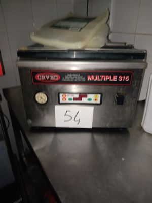 une machine posée sur le comptoir d'une cuisine