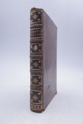 un vieux livre posé sur une surface blanche