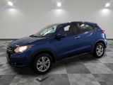 Une Honda HRX bleue est garée sur un sol à damier.