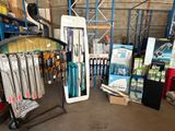 de nombreux articles exposés dans un magasin