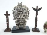 Plusieurs types d'objets décoratifs sont disposés sur une surface blanche