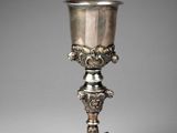 une coupe en argent ornée d'un motif floral sur le dessus