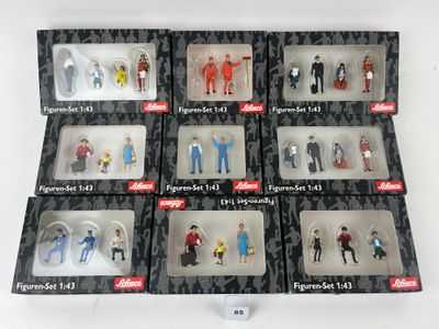 de nombreuses figurines encore dans leur emballage