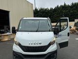 une camionnette blanche garée dans un parking