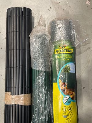 deux rouleaux de plastique noir et un rouleau de plastique noir